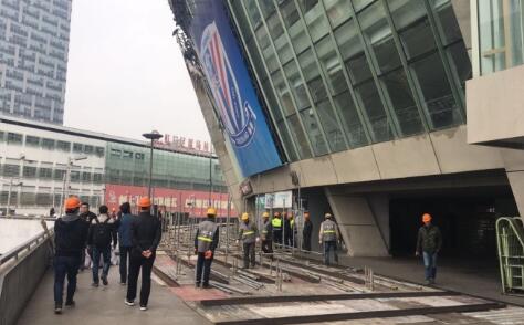 在美国西部的黑人街区中，暴力与犯法几近随时都在产生，街上闲晃的青年与草丛里发臭的尸身点缀着小学生提瑞·斯代尔天天与火伴们的糊口，提瑞性情多话好胜，在讲堂上与同窗年夜打出手，为了他的教育题目，母亲将提瑞送到了前夫福瑞斯（劳伦斯·菲什伯恩 Laurence Fishburne 饰）那边，父亲有着强悍的个性，提瑞在他的指导下成长着……七年以后，提瑞（小库珀·古丁 Cuba Gooding Jr 饰）已经是一位青年，黑人街区的紊乱状态并没有改良，提瑞和他的伴侣们卷进了宿命般的陌头仇杀中……本片编导约翰·辛格顿以23岁之龄取得奥斯卡最好导演提名，连结着最年青获提名导演的记载。